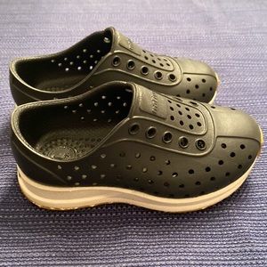 Natives black Robbie sugarlite Kids C7 EUC